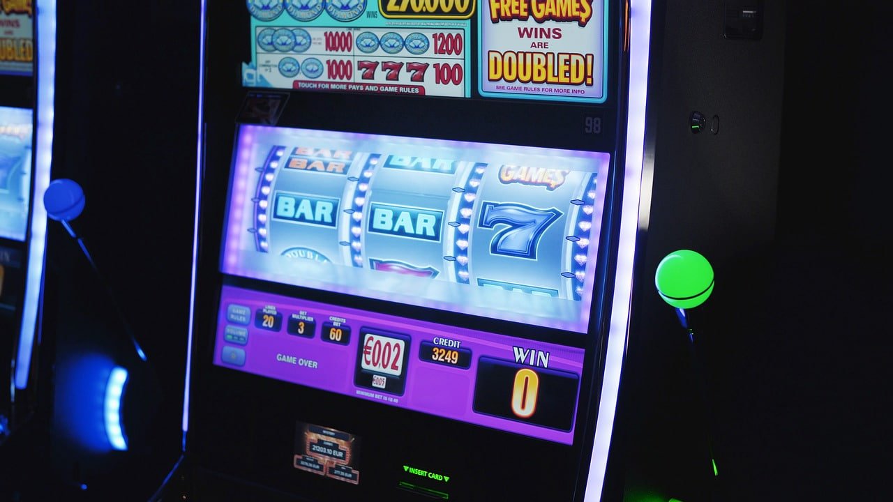 Màn hình game slot trực tuyến hiển thị trên điện thoại di động tại Việt Nam